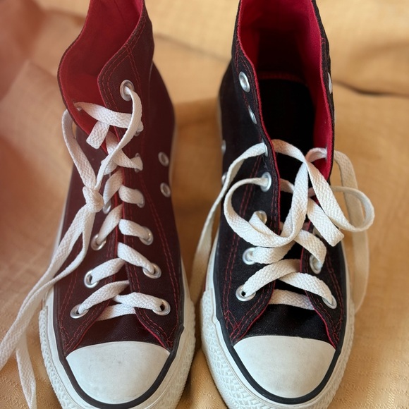 Converse women’s size 6 - Picture 2 of 6